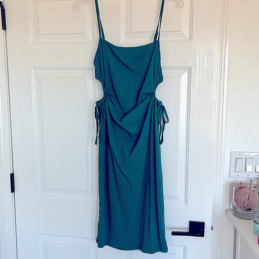 Fitted green dress, spaghetti straps, side cutout’s. Soft material.